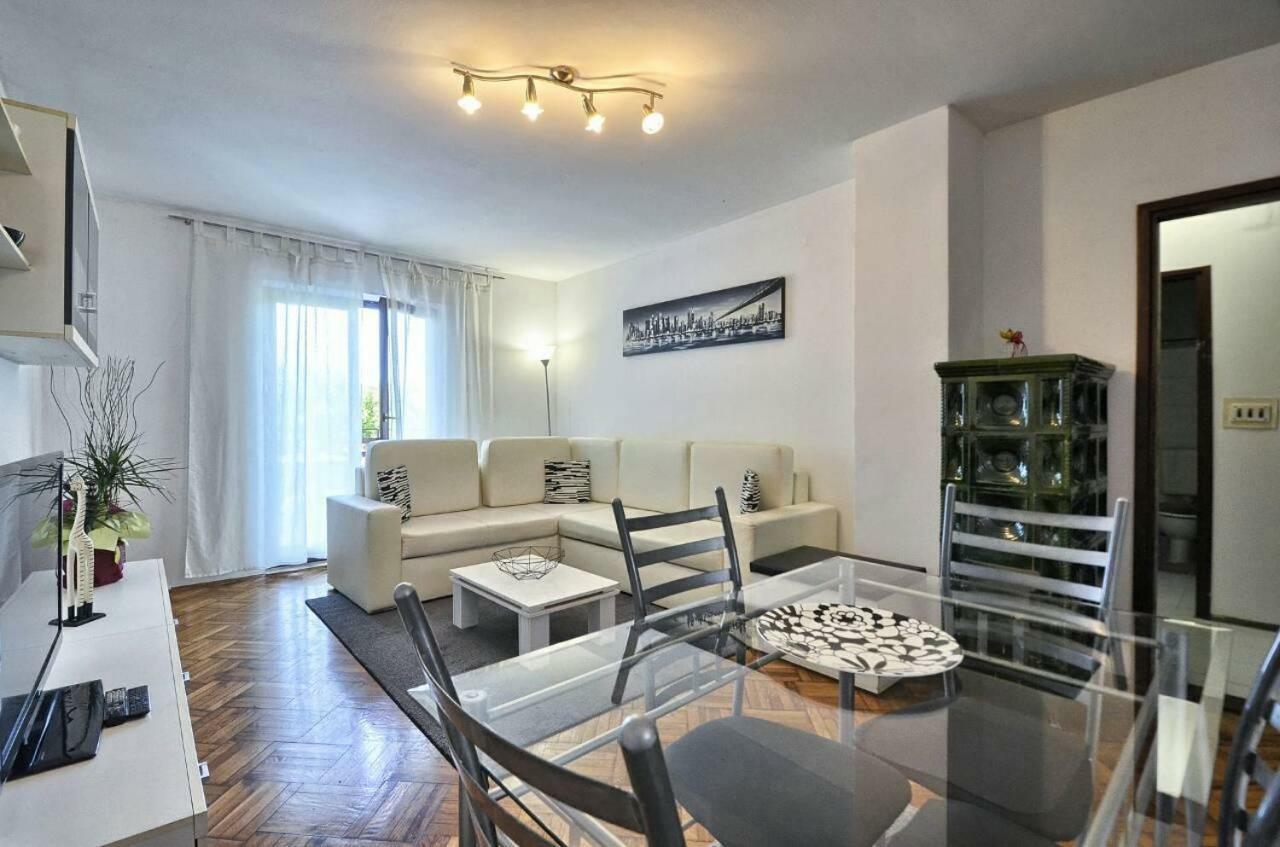 The Big Smile Apartments Pula Exterior photo